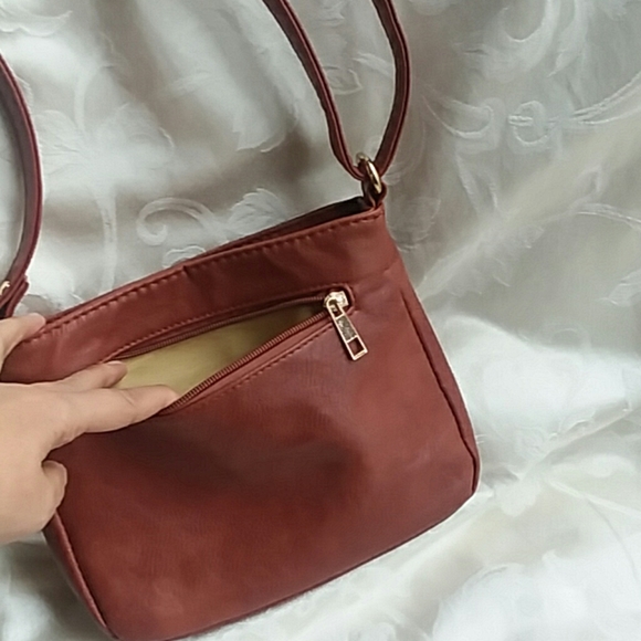 RUE 21 SLING BAG - Picture 7 of 7